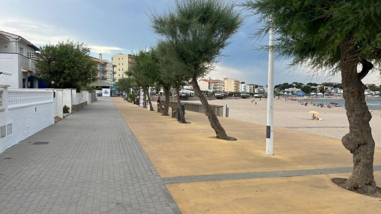 Apartamento En La Playa. Free Parking. Free Wifi L' Escala Exterior foto